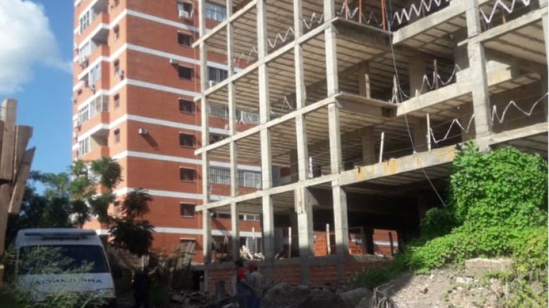 Un obrero cayó de un sexto piso y se encuentra en estado reservado