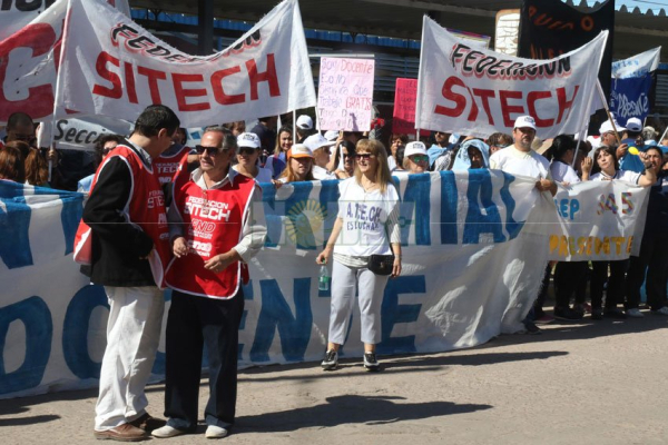 Docentes de toda la provincia marcharon al Ministerio de Educación