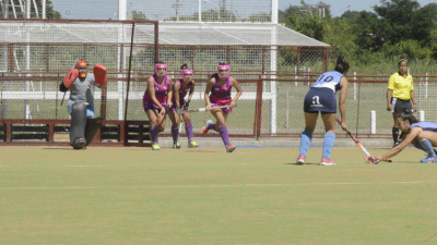 Regatas y CUNE llegaron a las semifinales en el Regional de Clubes C de damas de hockey