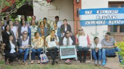 Directores de escuelas se encadenaron frente a la regional educativa de Castelli