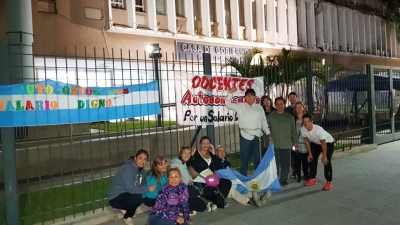 Docentes autoconvocados se encadenaron frente a Casa de Gobierno