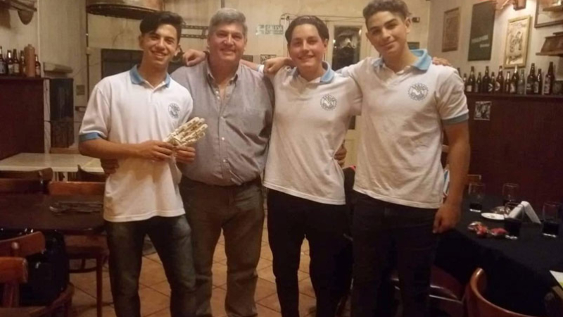 Tres estudiantes inventaron un guante que traduce el lenguaje de señas al celular