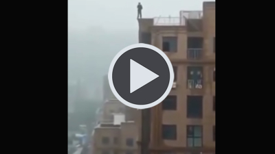 Un hombre muere tras hacerse un selfie desde lo alto de un edificio