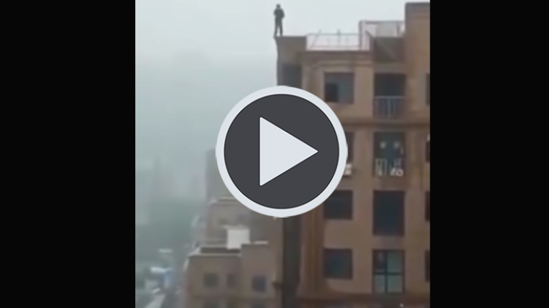 Un hombre muere tras hacerse un selfie desde lo alto de un edificio