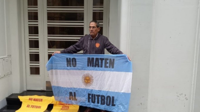 Vicepresidente de Sarmiento se encadenó en la AFA para protestar por el ascenso perdido