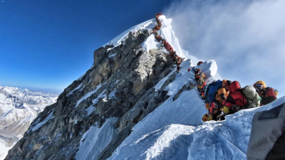 Negocios, embotellamientos y muerte en la cima del mundo: desafiar al Everest sin estar preparado