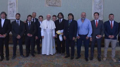 De gira por Europa, equipo de Curne fue recibido por el Papa