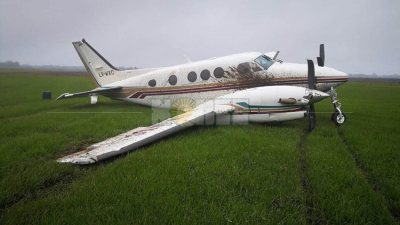 Sudoeste: Un avión privado chocó con un perro cuando iba a despegar
