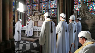 Sacerdotes con cascos: así fue la primera misa en Notre Dame tras el devastador incendio