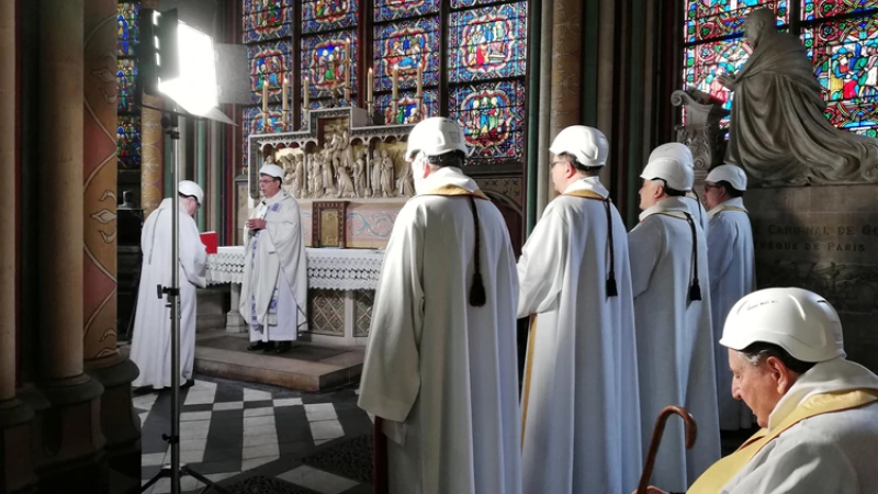 Sacerdotes con cascos: así fue la primera misa en Notre Dame tras el devastador incendio