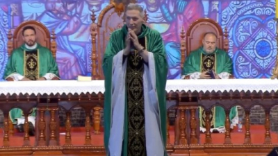 En plena misa, una mujer se subió al escenario y empujó a un famoso sacerdote