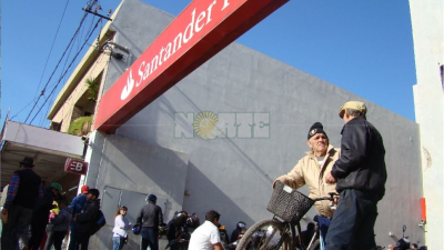 Jubilados padecen largas esperas para trámites o cobros en el banco Santander