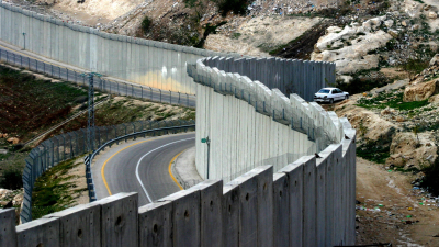 Familia palestina enclaustrada a causa del muro israelí