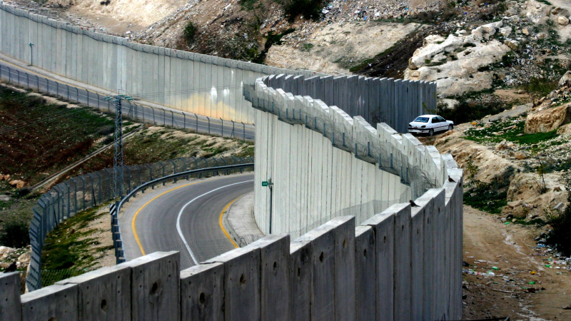 Familia palestina enclaustrada a causa del muro israelí