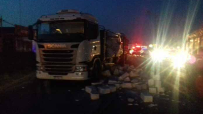 Tremendo accidente en la ruta 11 entre un camión y un auto