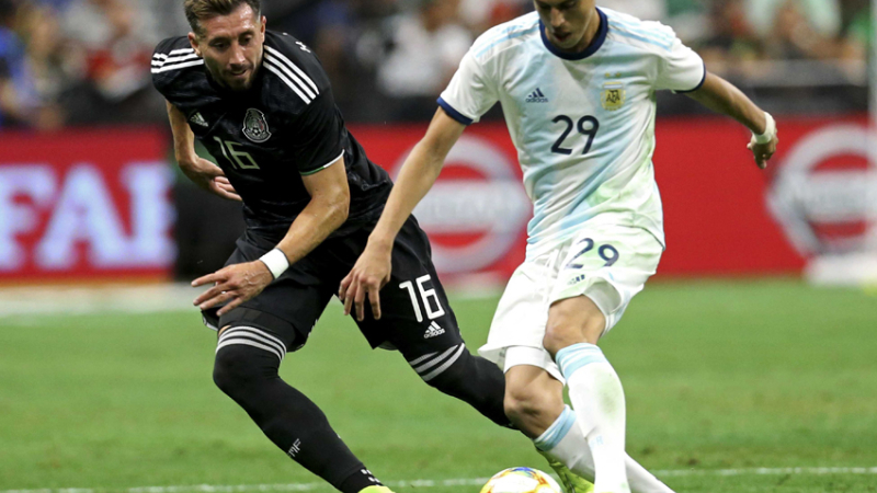 Argentina cerró la gira quitándole el invicto a México con una goleada 4-0