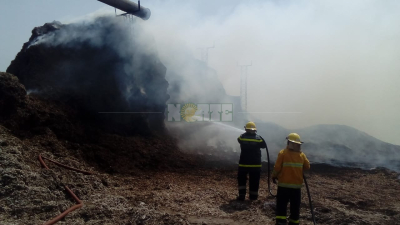 Bomberos de Castelli combatieron un incendio de desechos de algodón