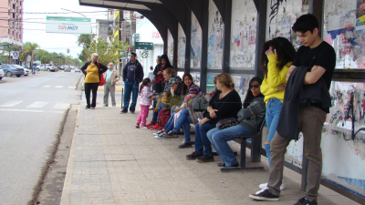 Transporte público con servicio reducido y larga espera