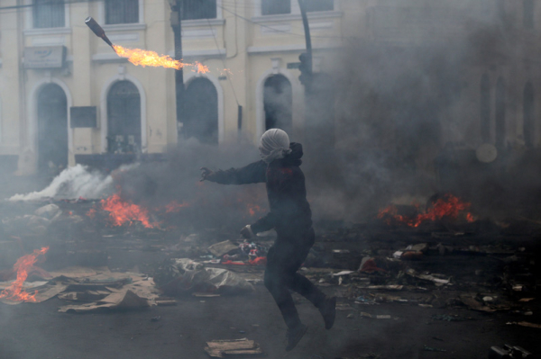 Quito se vio sacudido en el décimo día de enfrentamientos contra los planes de austeridad de Moreno, en tensa jornada en la que se incendió el edificio de la contraloría del Estado y se bloquearon los accesos al aeropuerto.