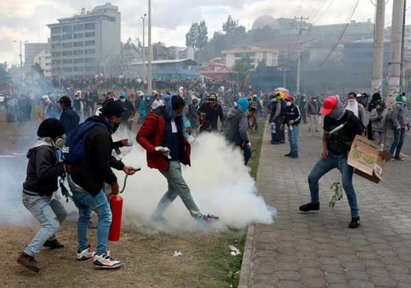 Quito se vio sacudido en el décimo día de enfrentamientos contra los planes de austeridad de Moreno, en tensa jornada en la que se incendió el edificio de la contraloría del Estado y se bloquearon los accesos al aeropuerto.