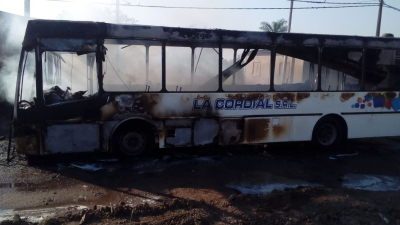 Susto en Fontana: se incendió un colectivo en pleno recorrido