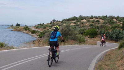 Mitología y paisajes de ensueño en una travesía en barco y bicicleta por las islas griegas