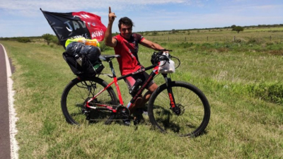 Copa Sudamericana: un hincha de Colón viaja a la final en bicicleta