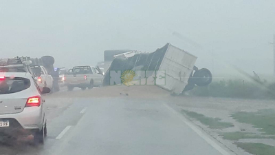 Volcó camión sobre Ruta 89 entre Charata y Pinedo en medio de la tormenta