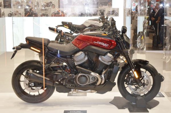 Los norteamericanos quieren parecerse cada día más a los europeos. En el Salón de Milán presentaron el "Concepto Bronx" una naked con motor 1250 que tendrá una versión trail como la competidora más directa de la KTM Super Adventure.