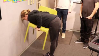 #ChairChallenge, ¿el desafío viral que sólo pueden superar las mujeres?