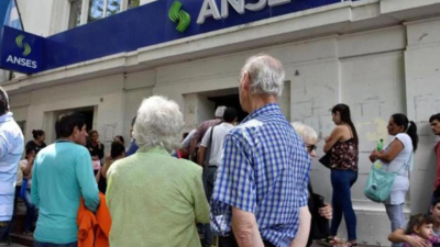 El Gobierno adelantó el pago del bono para jubilados, pensionados y beneficiarios de la AUH