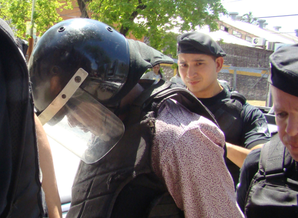 <p>Omar "Japo" Verón arriba escoltado por personal penitenciario arriba a la Cámara del Crimen Número 1 de Resistencia a escuchar la sentencia del juicio que se le siguió. Fue condenado a 38 años de prisiòn por violar a un menor de edad. Foto: Fabián Maldonado </p>