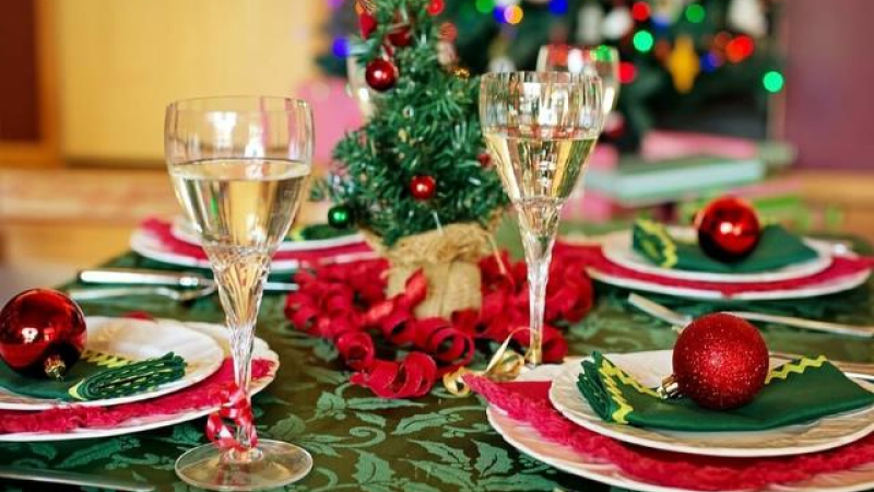 Mantenerse hidratados, masticar bien y comer despacio, recomendaciones para cuidarse en las fiestas