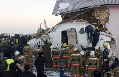 Al menos 12 muertos tras estrellarse un avión en Kazajistán