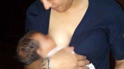 Una heroína de azul amamantó a una bebé que lloraba de hambre