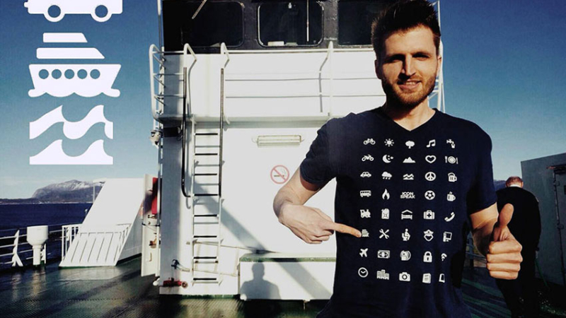 Diseñan una camiseta para viajeros con 40 íconos universales