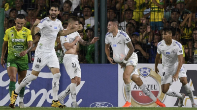 Santos no perdonó y le arruinó la fiesta al Halcón
