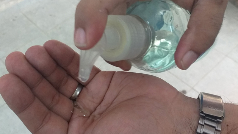 Coronavirus en Argentina: el gobierno congeló el precio del alcohol en gel por 90 días