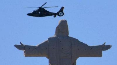 Bolivia: un cura tiró agua bendita desde un helicóptero