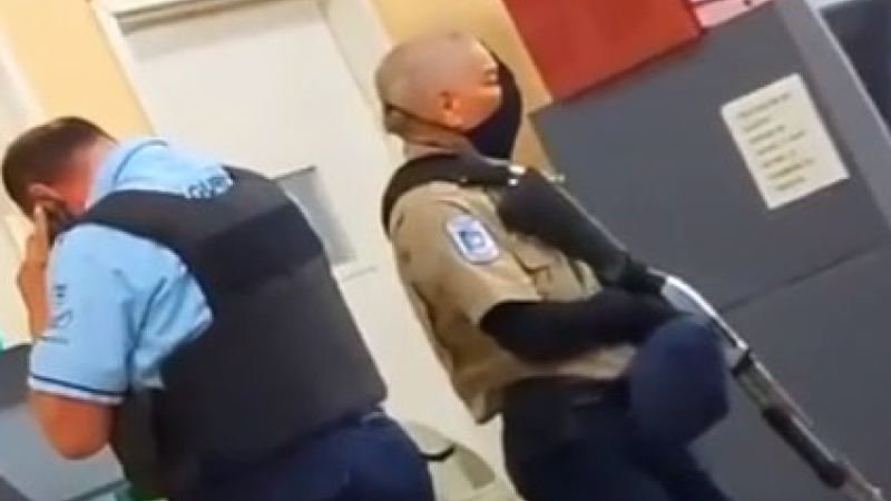 Se hizo viral: No tenía barbijo y decidió protegerse con algo ingenioso