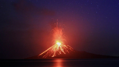 Volcán Anak Krakatau entró en erupción en Indonesia