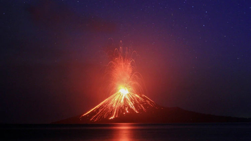 Volcán Anak Krakatau entró en erupción en Indonesia