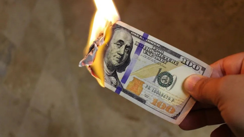 El dólar se desbordó y llegó a $102 en la Bolsa, en plena crisis por coronavirus