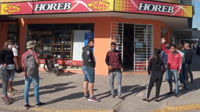 Sáenz Peña: Con largas filas, comenzó a normalizarse la venta de cigarrillos