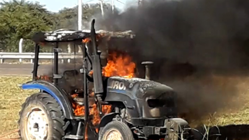 Pampa del Infierno: un tractor del municipio se quemó por completo