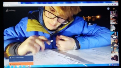Arriba de un médano, en campera y a la luz de la luna: así rindió Mateo una materia