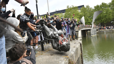 Londres: tiraron al río la estatua de un esclavista durante las protestas antirraciales