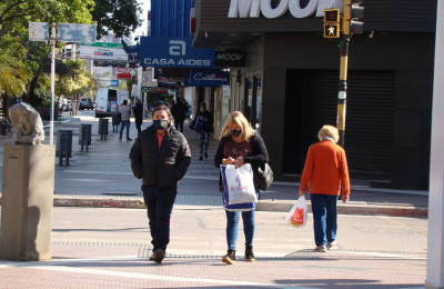 Algunos comercios lograron abrir por última vez, a pesar del feriado