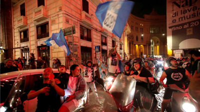 El festejo de los hinchas del Napoli desata temores a un rebrote del coronavirus en Italia