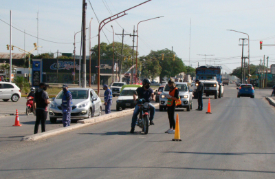 Largas filas de vehículos en los estrictos controles de Resistencia
